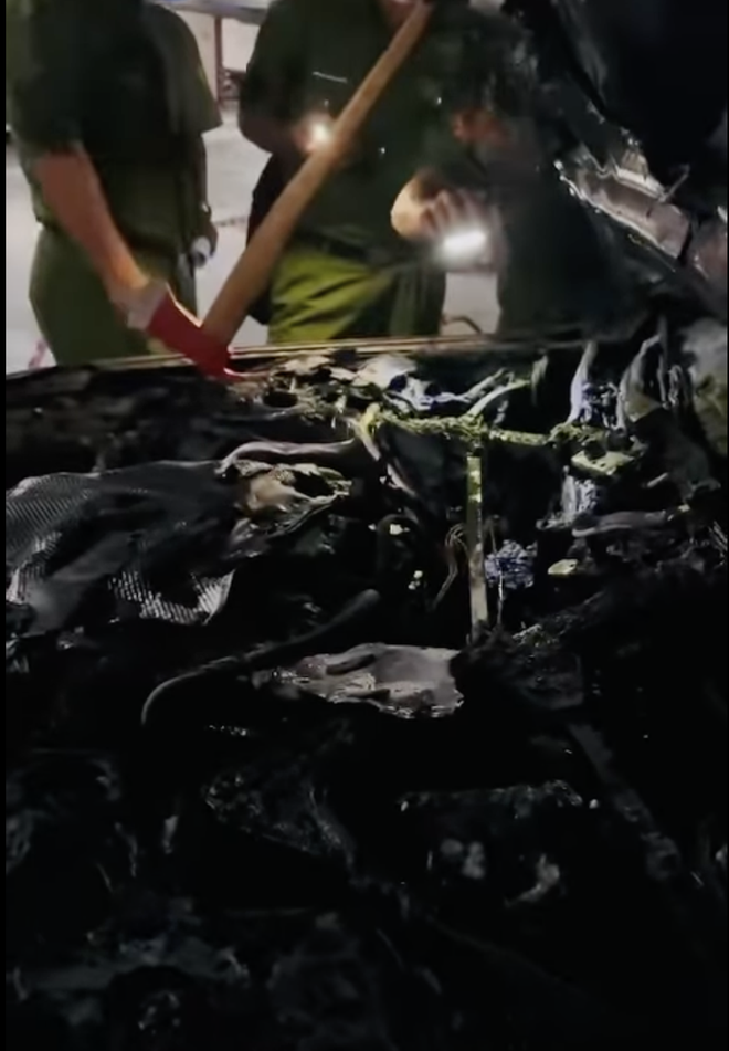 Vụ cháy xe Mercedes-Benz S 450 L: Duy Mạnh không đồng tình lý do bên bán đưa ra, cho biết không muốn hơn thua, chỉ cần trả lời thỏa đáng- Ảnh 5. Vụ cháy xe Mercedes-Benz S 450 L: Duy Mạnh không đồng tình lý do bên bán đưa ra, cho biết không muốn hơn thua, chỉ cần trả lời thỏa đáng- Ảnh 5.