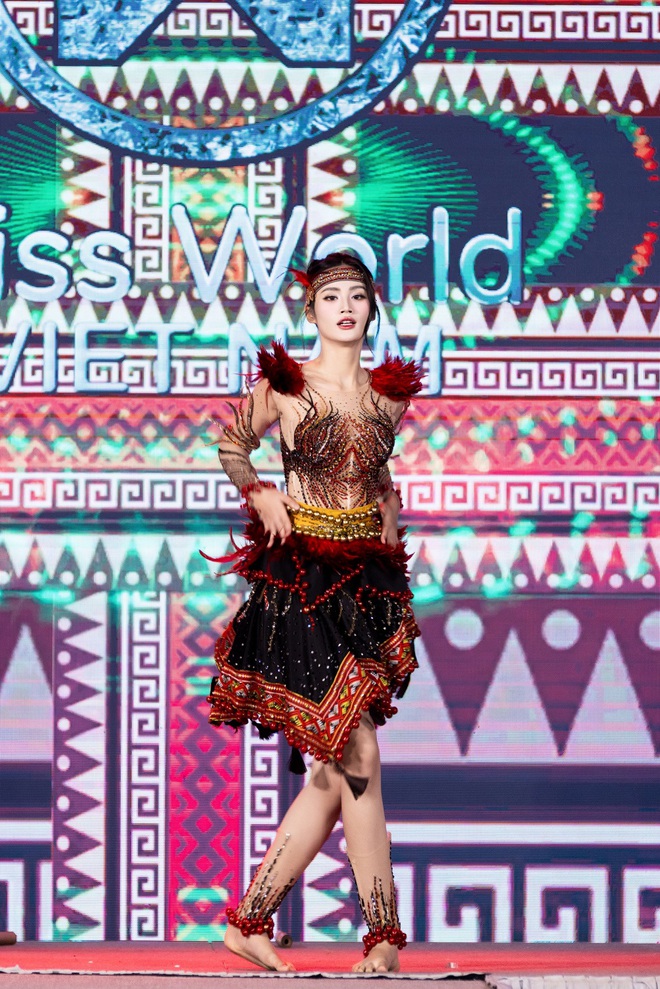 Hoa hậu Ý Nhi chuẩn bị sang Ấn Độ thi Miss World, khoe loạt váy lộng lẫy- Ảnh 3. Hoa hậu Ý Nhi chuẩn bị sang Ấn Độ thi Miss World, khoe loạt váy lộng lẫy- Ảnh 3.