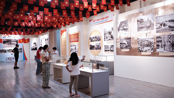 Hà Nội hừng hực không khí dịp 30/4: Ký ức Trường Sơn sống dậy ở Hỏa Lò, loạt bảo tàng kể hành trình thống nhất qua hàng trăm hiện vật lịch sử- Ảnh 3. Hà Nội hừng hực không khí dịp 30/4: Ký ức Trường Sơn sống dậy ở Hỏa Lò, loạt bảo tàng kể hành trình thống nhất qua hàng trăm hiện vật lịch sử- Ảnh 3.