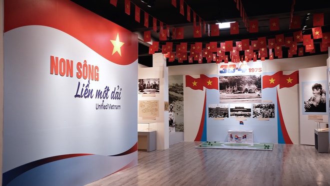 Hà Nội hừng hực không khí dịp 30/4: Ký ức Trường Sơn sống dậy ở Hỏa Lò, loạt bảo tàng kể hành trình thống nhất qua hàng trăm hiện vật lịch sử- Ảnh 5. Hà Nội hừng hực không khí dịp 30/4: Ký ức Trường Sơn sống dậy ở Hỏa Lò, loạt bảo tàng kể hành trình thống nhất qua hàng trăm hiện vật lịch sử- Ảnh 5.