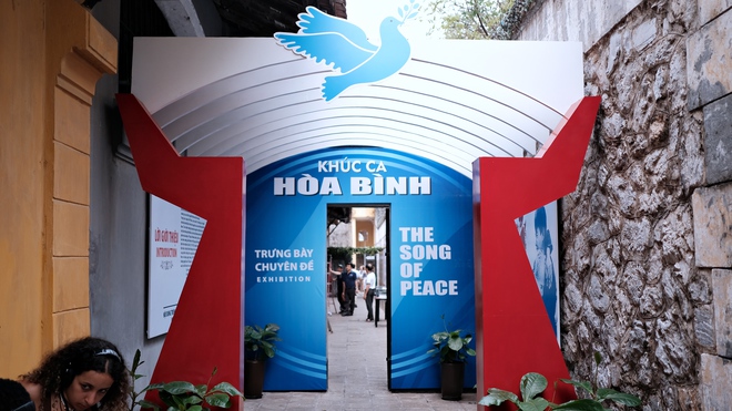 Hà Nội hừng hực không khí dịp 30/4: Ký ức Trường Sơn sống dậy ở Hỏa Lò, loạt bảo tàng kể hành trình thống nhất qua hàng trăm hiện vật lịch sử- Ảnh 9. Hà Nội hừng hực không khí dịp 30/4: Ký ức Trường Sơn sống dậy ở Hỏa Lò, loạt bảo tàng kể hành trình thống nhất qua hàng trăm hiện vật lịch sử- Ảnh 9.