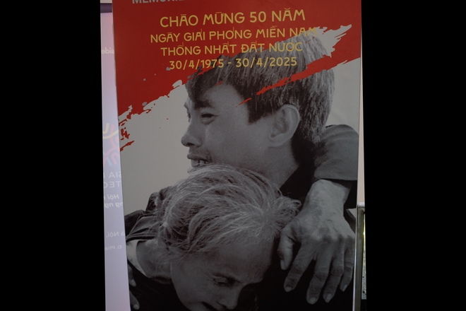 Hà Nội hừng hực không khí dịp 30/4: Ký ức Trường Sơn sống dậy ở Hỏa Lò, loạt bảo tàng kể hành trình thống nhất qua hàng trăm hiện vật lịch sử- Ảnh 20. Hà Nội hừng hực không khí dịp 30/4: Ký ức Trường Sơn sống dậy ở Hỏa Lò, loạt bảo tàng kể hành trình thống nhất qua hàng trăm hiện vật lịch sử- Ảnh 20.