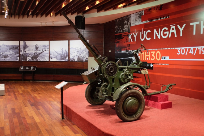 Hà Nội hừng hực không khí dịp 30/4: Ký ức Trường Sơn sống dậy ở Hỏa Lò, loạt bảo tàng kể hành trình thống nhất qua hàng trăm hiện vật lịch sử- Ảnh 22. Hà Nội hừng hực không khí dịp 30/4: Ký ức Trường Sơn sống dậy ở Hỏa Lò, loạt bảo tàng kể hành trình thống nhất qua hàng trăm hiện vật lịch sử- Ảnh 22.