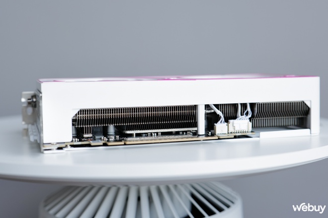Mở hộp Colorful iGame GeForce RTX 5060 Ti Ultra W DUO OC 16GB-V: Giữ nguyên phong cách hip-hop giống bản 5080 với mức giá nhẹ nhàng hơn- Ảnh 8. Mở hộp Colorful iGame GeForce RTX 5060 Ti Ultra W DUO OC 16GB-V: Giữ nguyên phong cách hip-hop giống bản 5080 với mức giá nhẹ nhàng hơn- Ảnh 8.