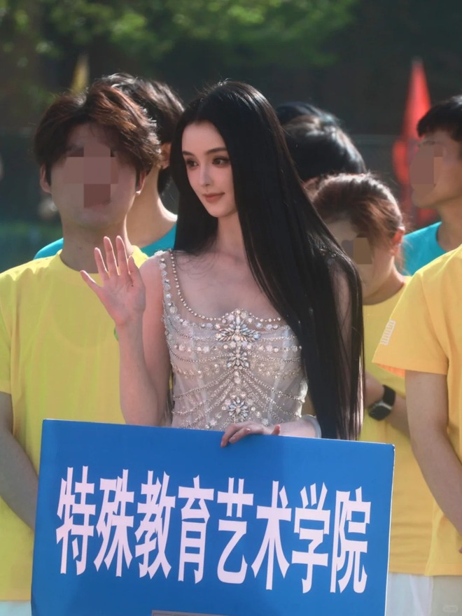 Mỹ nữ khiếm thính cầm biển khiến cả MXH bùng nổ, “song trùng” của Phạm Băng Băng sao?- Ảnh 3. Mỹ nữ khiếm thính cầm biển khiến cả MXH bùng nổ, “song trùng” của Phạm Băng Băng sao?- Ảnh 3.