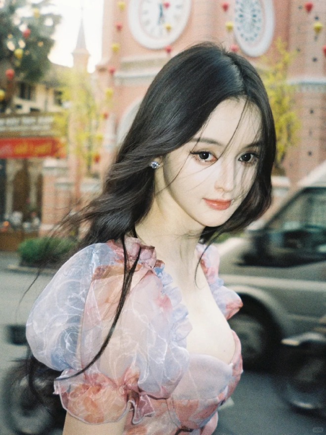 Mỹ nữ khiếm thính cầm biển khiến cả MXH bùng nổ, “song trùng” của Phạm Băng Băng sao?- Ảnh 9. Mỹ nữ khiếm thính cầm biển khiến cả MXH bùng nổ, “song trùng” của Phạm Băng Băng sao?- Ảnh 9.