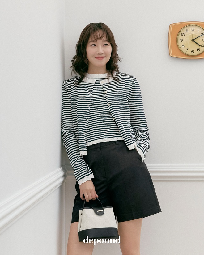 Kỳ lạ nữ diễn viên 45 tuổi làm nàng thơ của brand dành cho giới trẻ vẫn siêu hợp, style U50 đâu cần đứng dáng quá!- Ảnh 14. Kỳ lạ nữ diễn viên 45 tuổi làm nàng thơ của brand dành cho giới trẻ vẫn siêu hợp, style U50 đâu cần đứng dáng quá!- Ảnh 14.