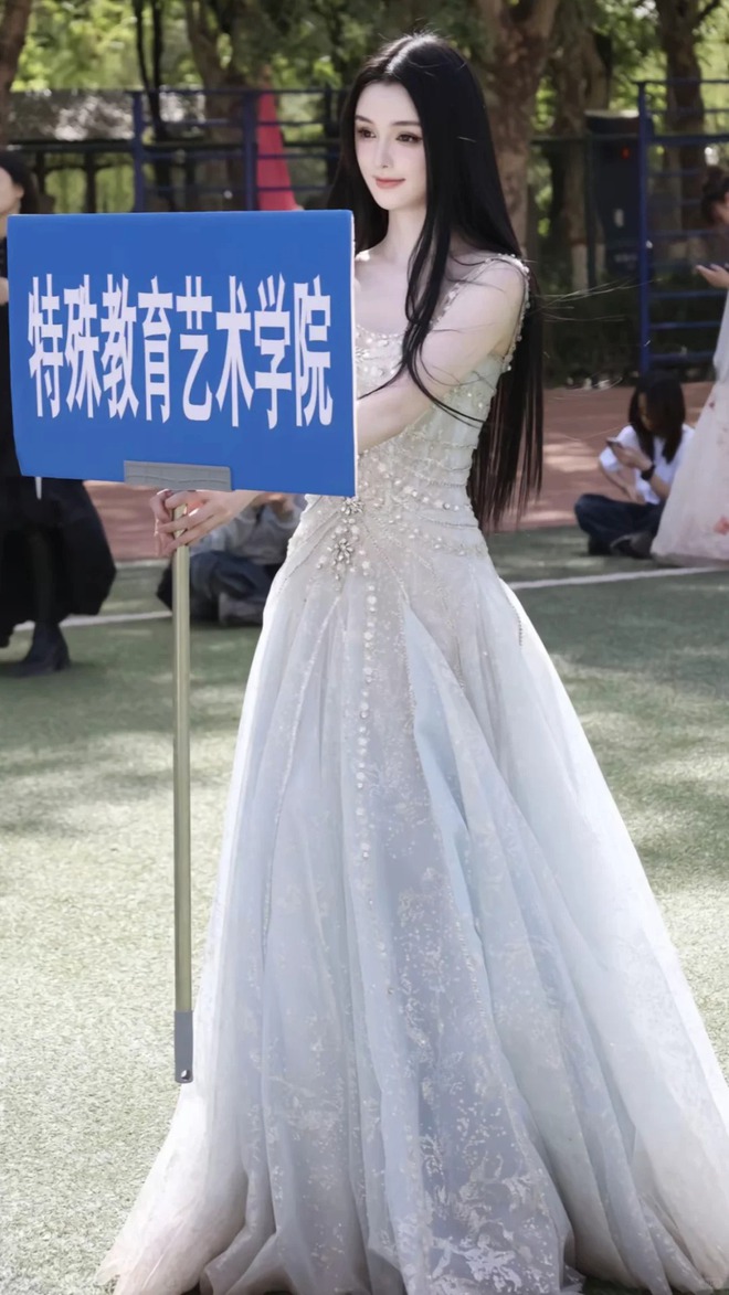 Mỹ nữ khiếm thính cầm biển khiến cả MXH bùng nổ, “song trùng” của Phạm Băng Băng sao?- Ảnh 2. Mỹ nữ khiếm thính cầm biển khiến cả MXH bùng nổ, “song trùng” của Phạm Băng Băng sao?- Ảnh 2.