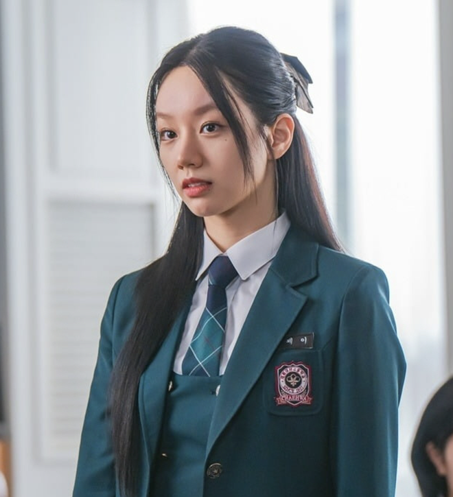 Không mê Lee Hyeri đời không nể: Người lạ khen túi là cho luôn, giàu vậy mà vẫn dùng đồ giản dị- Ảnh 3. Không mê Lee Hyeri đời không nể: Người lạ khen túi là cho luôn, giàu vậy mà vẫn dùng đồ giản dị- Ảnh 3.