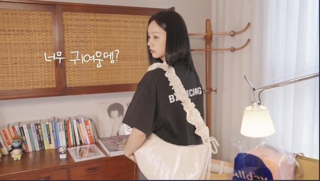 Không mê Lee Hyeri đời không nể: Người lạ khen túi là cho luôn, giàu vậy mà vẫn dùng đồ giản dị- Ảnh 22. Không mê Lee Hyeri đời không nể: Người lạ khen túi là cho luôn, giàu vậy mà vẫn dùng đồ giản dị- Ảnh 22.