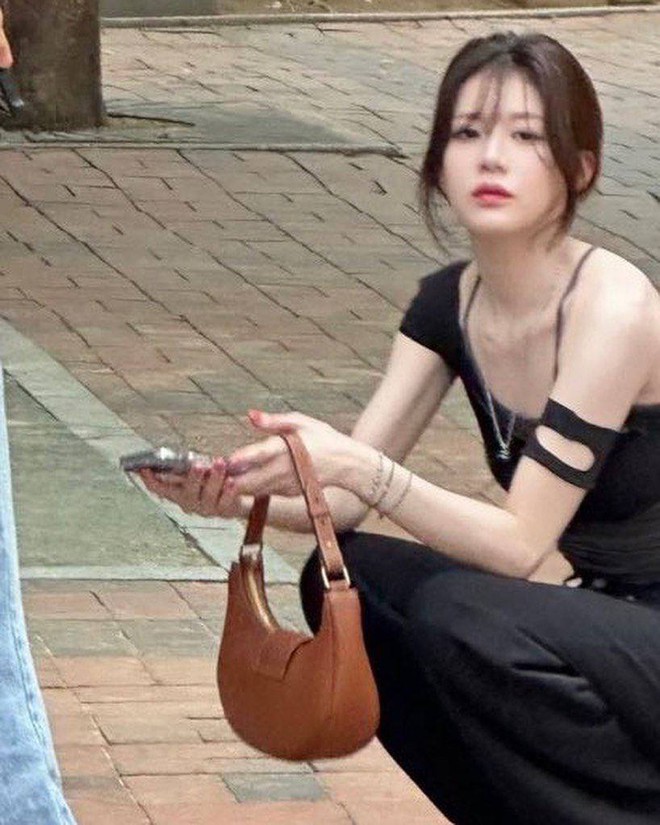 Mỹ nhân dao kéo đẹp nhất xứ Hàn búi vội tóc ra đường cũng trở nên viral, Triệu Lộ Tư bất ngờ được gọi tên- Ảnh 2. Mỹ nhân dao kéo đẹp nhất xứ Hàn búi vội tóc ra đường cũng trở nên viral, Triệu Lộ Tư bất ngờ được gọi tên- Ảnh 2.