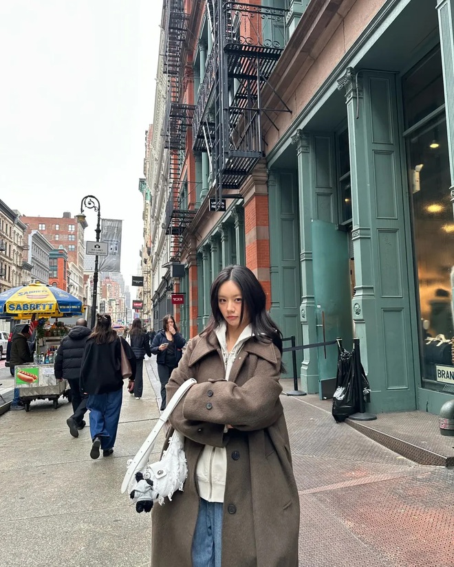 Không mê Lee Hyeri đời không nể: Người lạ khen túi là cho luôn, giàu vậy mà vẫn dùng đồ giản dị- Ảnh 9. Không mê Lee Hyeri đời không nể: Người lạ khen túi là cho luôn, giàu vậy mà vẫn dùng đồ giản dị- Ảnh 9.