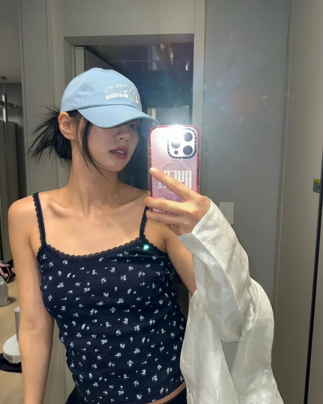 Không mê Lee Hyeri đời không nể: Người lạ khen túi là cho luôn, giàu vậy mà vẫn dùng đồ giản dị- Ảnh 7. Không mê Lee Hyeri đời không nể: Người lạ khen túi là cho luôn, giàu vậy mà vẫn dùng đồ giản dị- Ảnh 7.