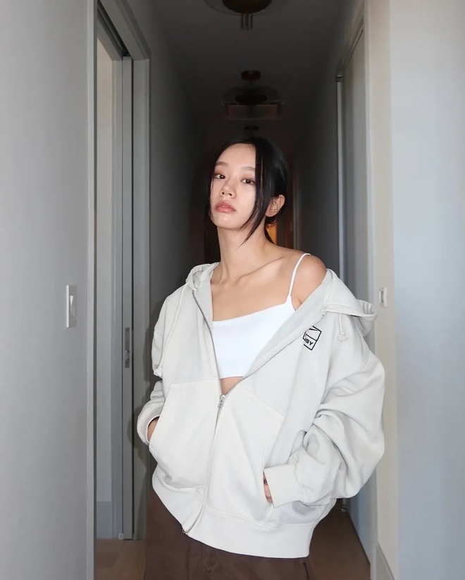Không mê Lee Hyeri đời không nể: Người lạ khen túi là cho luôn, giàu vậy mà vẫn dùng đồ giản dị- Ảnh 6. Không mê Lee Hyeri đời không nể: Người lạ khen túi là cho luôn, giàu vậy mà vẫn dùng đồ giản dị- Ảnh 6.