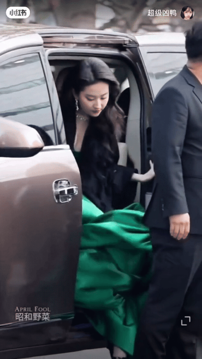 6 minh tinh bước xuống xe cũng đẹp: Lưu Diệc Phi, Triệu Lộ Tư có bằng 2 cô gái đến từ "thánh địa mỹ nhân"?- Ảnh 1. 6 minh tinh bước xuống xe cũng đẹp: Lưu Diệc Phi, Triệu Lộ Tư có bằng 2 cô gái đến từ "thánh địa mỹ nhân"?- Ảnh 1.