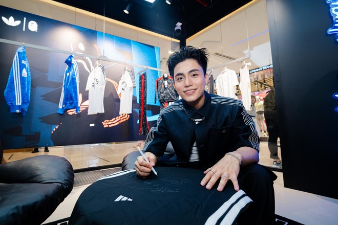 Brand Center đầu tiên của adidas tới Việt Nam: Đậm văn hoá đường phố Sài Gòn, có riêng khu vực check-in, tự ‘design’ phong cách cá nhân - Ảnh 2. Brand Center đầu tiên của adidas tới Việt Nam: Đậm văn hoá đường phố Sài Gòn, có riêng khu vực check-in, tự ‘design’ phong cách cá nhân - Ảnh 2.