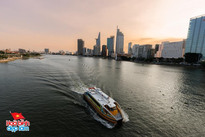 Chùm ảnh: Khi TP.HCM dịu dàng trong hoàng hôn tháng Tư và những khoảnh khắc thật đẹp của hòa bình!- Ảnh 16.