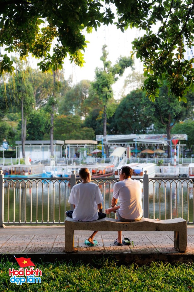 Chùm ảnh: Khi TP.HCM dịu dàng trong hoàng hôn tháng Tư và những khoảnh khắc thật đẹp của hòa bình!- Ảnh 11.