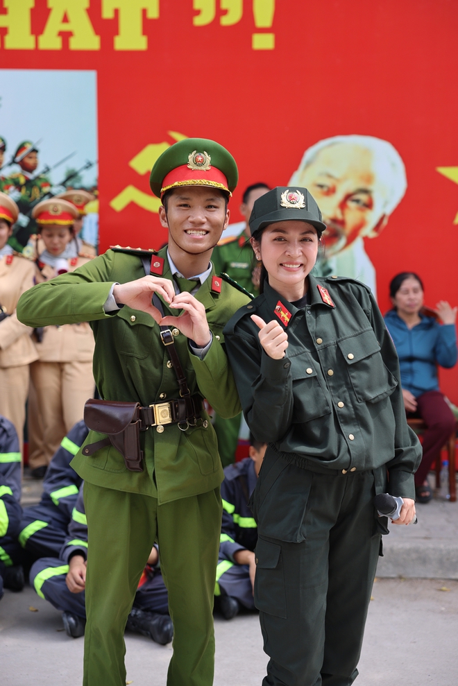 Nữ ca sĩ đầu tiên hát ca khúc đang gây sốt, hút 2 tỷ view: "Tôi biết ơn"- Ảnh 8. Nữ ca sĩ đầu tiên hát ca khúc đang gây sốt, hút 2 tỷ view: "Tôi biết ơn"- Ảnh 8.