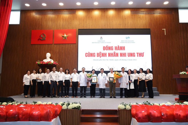 Lan tỏa yêu thương: Thành Ủy TP.HCM đồng hành cùng Bệnh viện Ung Bướu- Ảnh 4.