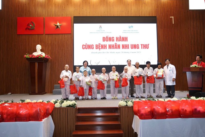 Lan tỏa yêu thương: Thành Ủy TP.HCM đồng hành cùng Bệnh viện Ung Bướu- Ảnh 5.