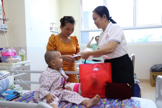 Lan tỏa yêu thương: Thành Ủy TP.HCM đồng hành cùng Bệnh viện Ung Bướu- Ảnh 7.