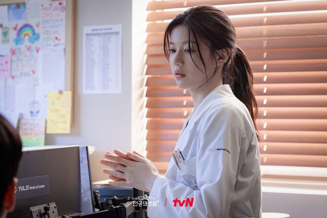 Nữ bác sĩ đẹp nhất màn ảnh Hàn gây xôn xao vì mặc đồ 180 triệu dù "cháy túi"- Ảnh 4. Nữ bác sĩ đẹp nhất màn ảnh Hàn gây xôn xao vì mặc đồ 180 triệu dù "cháy túi"- Ảnh 4.