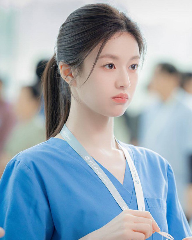 Nữ bác sĩ đẹp nhất màn ảnh Hàn gây xôn xao vì mặc đồ 180 triệu dù "cháy túi"- Ảnh 3. Nữ bác sĩ đẹp nhất màn ảnh Hàn gây xôn xao vì mặc đồ 180 triệu dù "cháy túi"- Ảnh 3.