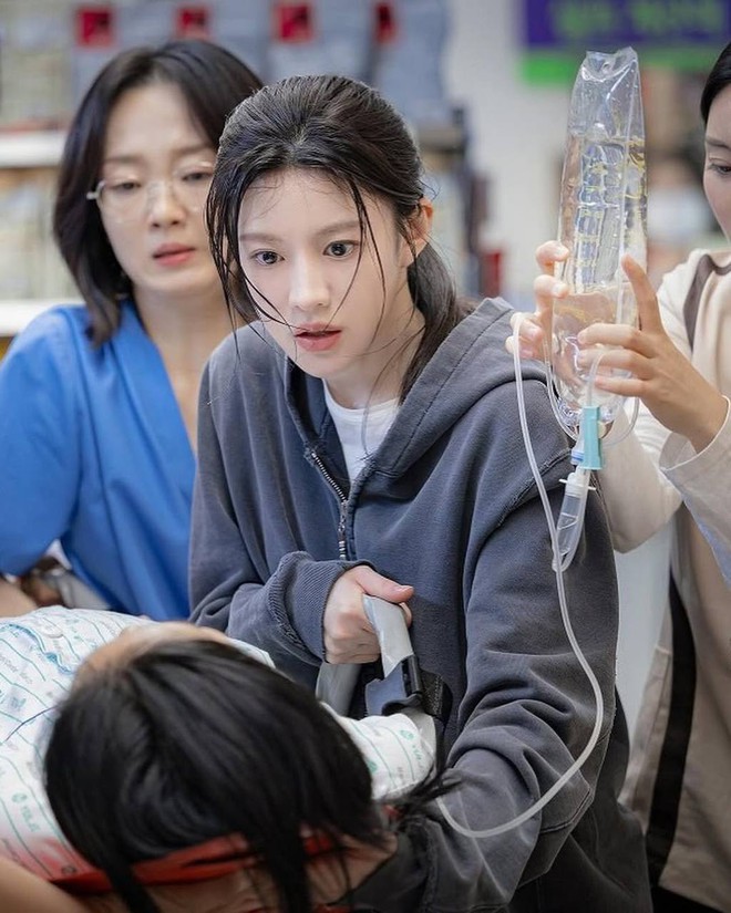 Nữ bác sĩ đẹp nhất màn ảnh Hàn gây xôn xao vì mặc đồ 180 triệu dù "cháy túi"- Ảnh 13. Nữ bác sĩ đẹp nhất màn ảnh Hàn gây xôn xao vì mặc đồ 180 triệu dù "cháy túi"- Ảnh 13.