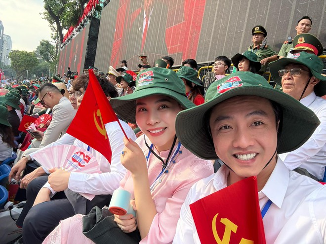 Sao Việt rạng rỡ tại Lễ diễu hành 30/4: Vợ chồng Cường Đô La có mặt từ 4h sáng, Hòa Minzy cùng con trai làm việc cực ý nghĩa- Ảnh 8. Sao Việt rạng rỡ tại Lễ diễu hành 30/4: Vợ chồng Cường Đô La có mặt từ 4h sáng, Hòa Minzy cùng con trai làm việc cực ý nghĩa- Ảnh 8.