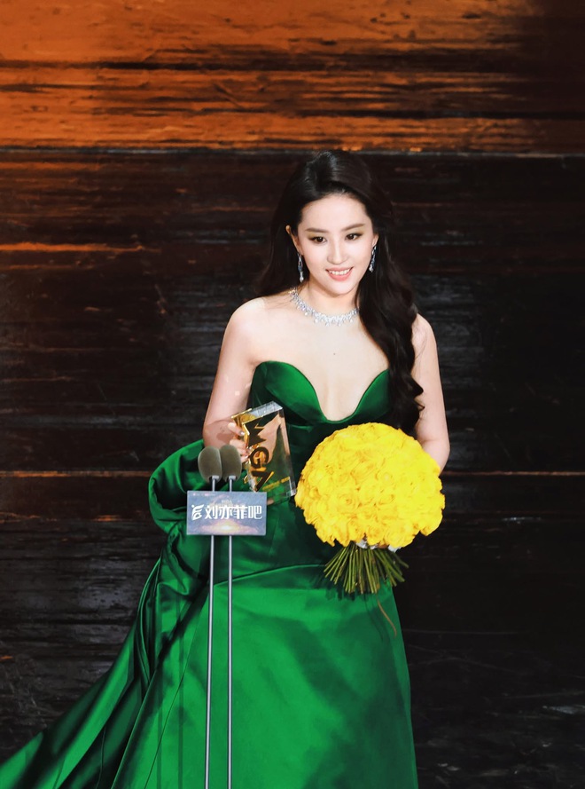 5 mỹ nhân Cbiz là “khắc tinh” với nụ cười: Lưu Diệc Phi chưa bằng trùm cuối- Ảnh 7. 5 mỹ nhân Cbiz là “khắc tinh” với nụ cười: Lưu Diệc Phi chưa bằng trùm cuối- Ảnh 7.