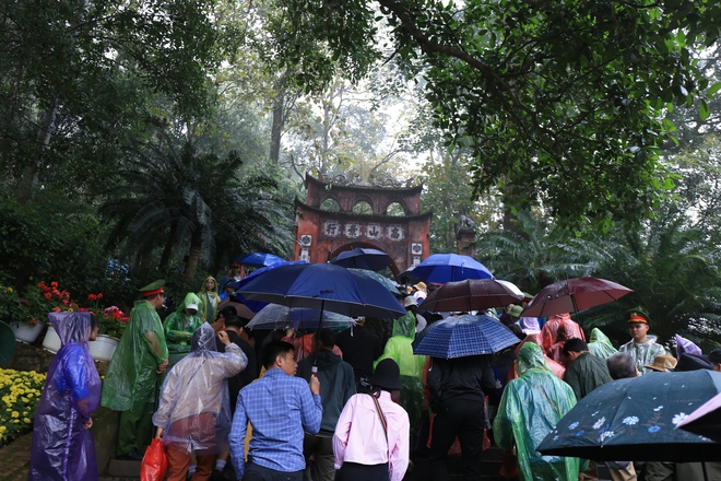 Ảnh: Hàng vạn du khách chen chân tới đền Hùng dâng hương mặc trời mưa, nhiều em nhỏ thích thú theo cha mẹ dự lễ- Ảnh 5. Ảnh: Hàng vạn du khách chen chân tới đền Hùng dâng hương mặc trời mưa, nhiều em nhỏ thích thú theo cha mẹ dự lễ- Ảnh 5.
