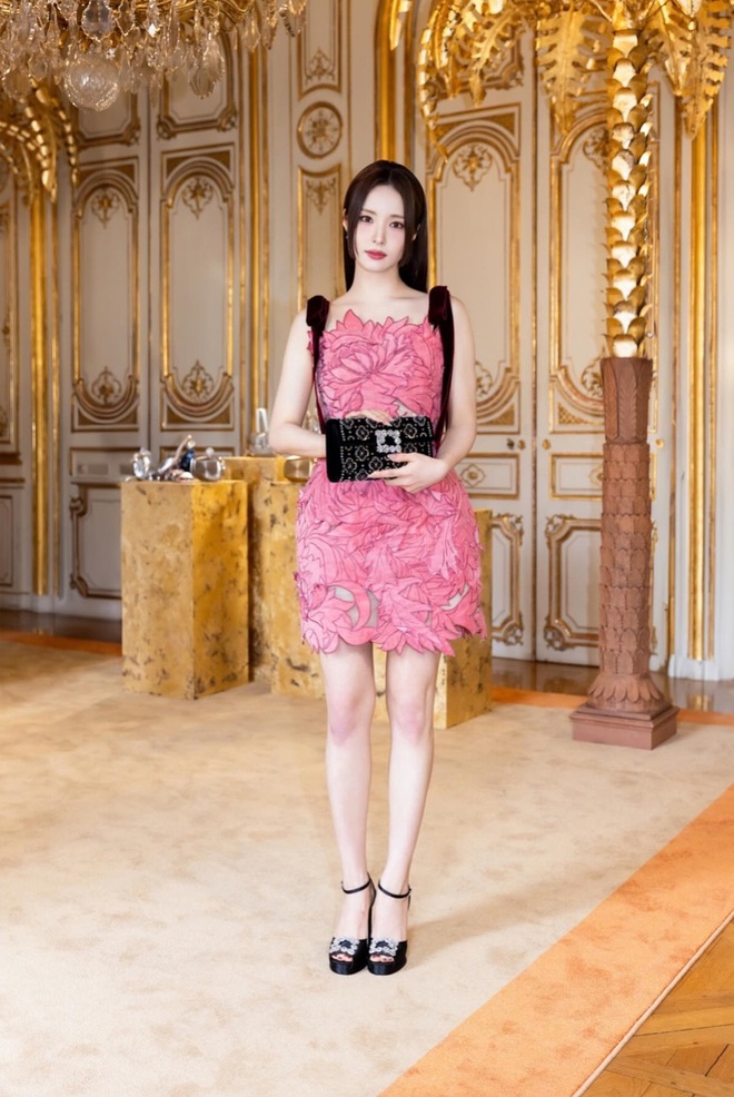 Jisoo đụng hàng với "nữ thần mặt đơ": Hơn thua nhau ở cách chọn giày- Ảnh 14. Jisoo đụng hàng với "nữ thần mặt đơ": Hơn thua nhau ở cách chọn giày- Ảnh 14.