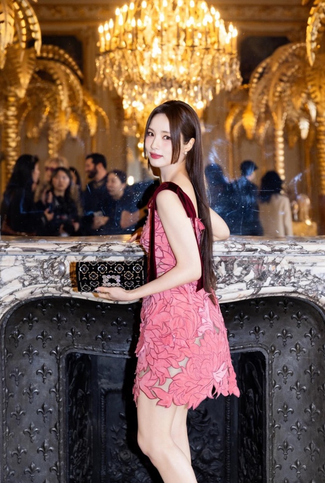 Jisoo đụng hàng với "nữ thần mặt đơ": Hơn thua nhau ở cách chọn giày- Ảnh 3. Jisoo đụng hàng với "nữ thần mặt đơ": Hơn thua nhau ở cách chọn giày- Ảnh 3.