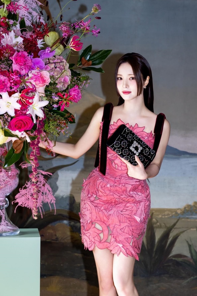 Jisoo đụng hàng với "nữ thần mặt đơ": Hơn thua nhau ở cách chọn giày- Ảnh 1. Jisoo đụng hàng với "nữ thần mặt đơ": Hơn thua nhau ở cách chọn giày- Ảnh 1.