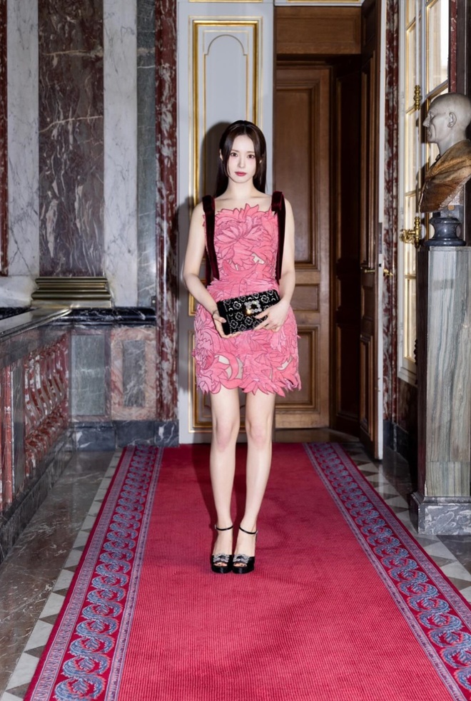 Jisoo đụng hàng với "nữ thần mặt đơ": Hơn thua nhau ở cách chọn giày- Ảnh 6. Jisoo đụng hàng với "nữ thần mặt đơ": Hơn thua nhau ở cách chọn giày- Ảnh 6.
