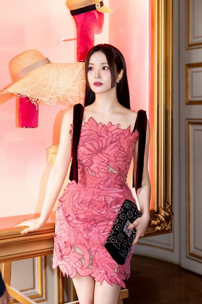 Jisoo đụng hàng với "nữ thần mặt đơ": Hơn thua nhau ở cách chọn giày- Ảnh 4. Jisoo đụng hàng với "nữ thần mặt đơ": Hơn thua nhau ở cách chọn giày- Ảnh 4.