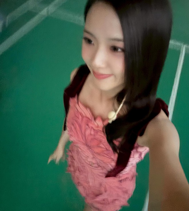 Jisoo đụng hàng với "nữ thần mặt đơ": Hơn thua nhau ở cách chọn giày- Ảnh 10. Jisoo đụng hàng với "nữ thần mặt đơ": Hơn thua nhau ở cách chọn giày- Ảnh 10.