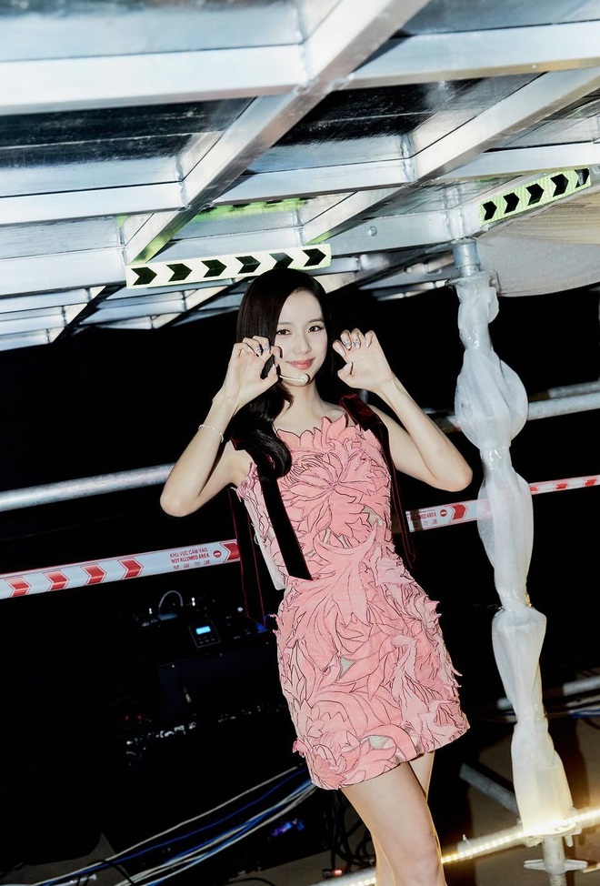 Jisoo đụng hàng với "nữ thần mặt đơ": Hơn thua nhau ở cách chọn giày- Ảnh 9. Jisoo đụng hàng với "nữ thần mặt đơ": Hơn thua nhau ở cách chọn giày- Ảnh 9.