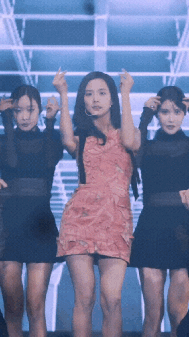 Jisoo đụng hàng với "nữ thần mặt đơ": Hơn thua nhau ở cách chọn giày- Ảnh 11. Jisoo đụng hàng với "nữ thần mặt đơ": Hơn thua nhau ở cách chọn giày- Ảnh 11.