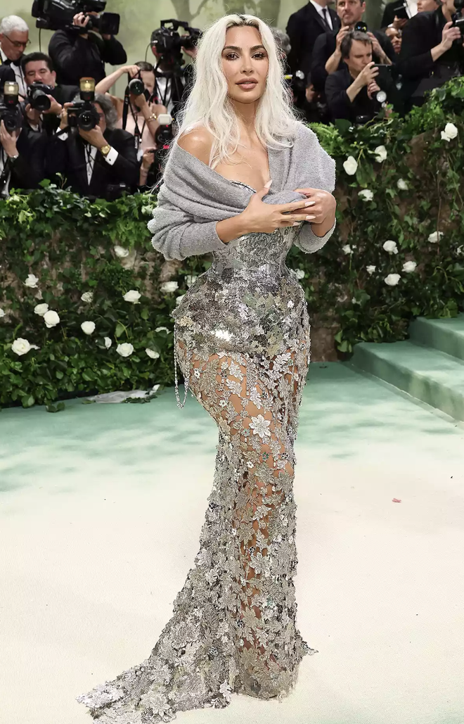 Dấu ấn kinh hoàng Kim Kardashian phải chịu để có vòng eo nhỏ vô thực: "Tôi chưa bao giờ cảm thấy đau đớn đến vậy"- Ảnh 3. Dấu ấn kinh hoàng Kim Kardashian phải chịu để có vòng eo nhỏ vô thực: "Tôi chưa bao giờ cảm thấy đau đớn đến vậy"- Ảnh 3.