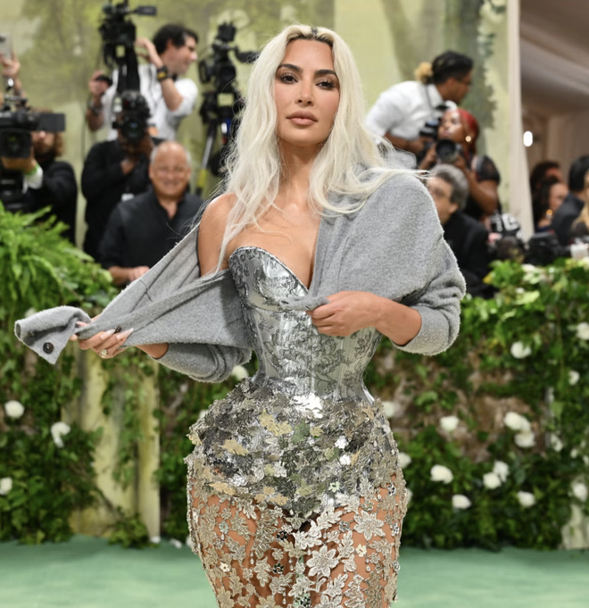 Dấu ấn kinh hoàng Kim Kardashian phải chịu để có vòng eo nhỏ vô thực: "Tôi chưa bao giờ cảm thấy đau đớn đến vậy"- Ảnh 1. Dấu ấn kinh hoàng Kim Kardashian phải chịu để có vòng eo nhỏ vô thực: "Tôi chưa bao giờ cảm thấy đau đớn đến vậy"- Ảnh 1.