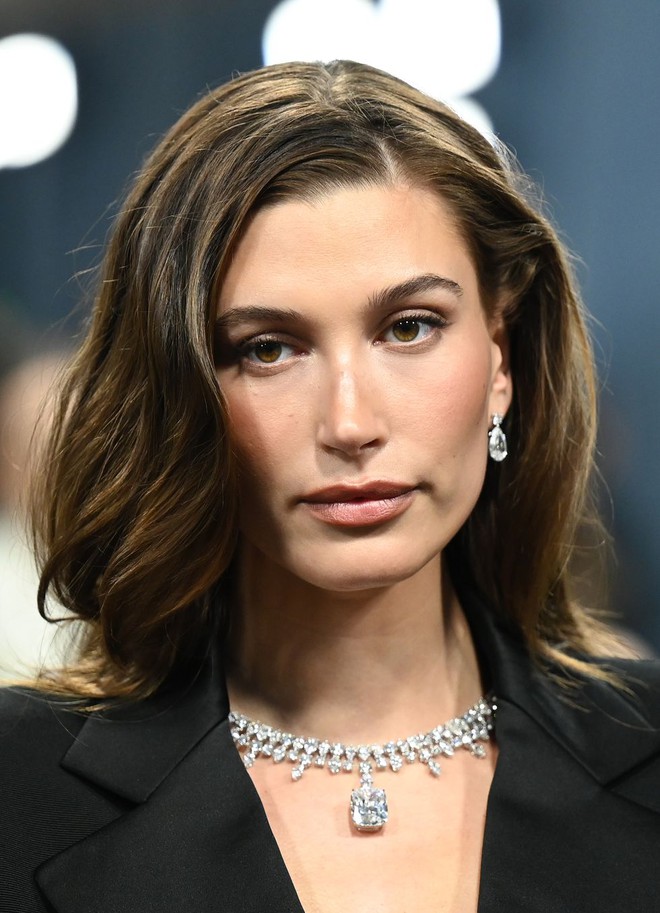 30 triệu lượt xem cách Hailey Bieber chiến thắng hung thần Getty: Hoá ra là mẹo Jennie vẫn dùng, thu nhỏ lỗ chân lông cực đỉnh!- Ảnh 2. 30 triệu lượt xem cách Hailey Bieber chiến thắng hung thần Getty: Hoá ra là mẹo Jennie vẫn dùng, thu nhỏ lỗ chân lông cực đỉnh!- Ảnh 2.