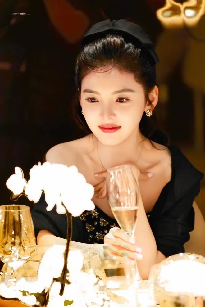 Chương Nhược Nam và Vương Hạc Đệ cùng dự event mà cứ ngỡ công chúa, hoàng tử- Ảnh 7. Chương Nhược Nam và Vương Hạc Đệ cùng dự event mà cứ ngỡ công chúa, hoàng tử- Ảnh 7.