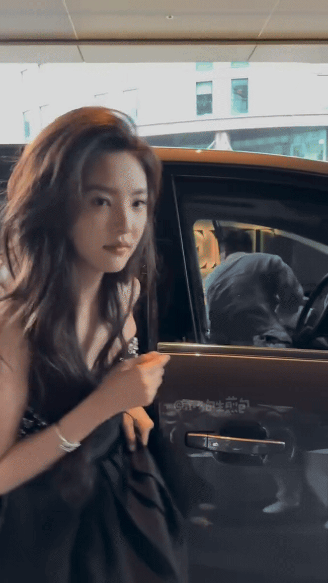 Chương Nhược Nam và Vương Hạc Đệ cùng dự event mà cứ ngỡ công chúa, hoàng tử- Ảnh 9. Chương Nhược Nam và Vương Hạc Đệ cùng dự event mà cứ ngỡ công chúa, hoàng tử- Ảnh 9.
