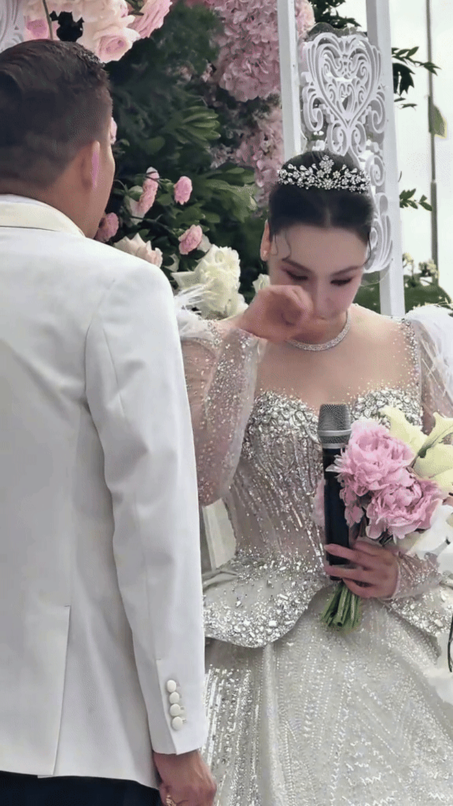 Hồ Quỳnh Hương đúng là cô dâu hạnh phúc, mặc váy cưới đính 10.000 viên pha lê nhưng đằng sau còn điều ý nghĩa hơn cả- Ảnh 5.