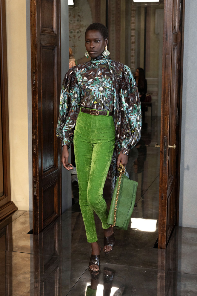 Gucci Cruise 2026: Cú chốt hoài niệm giữa cơn khủng hoảng, mở đường cho Demna bước vào cuộc chơi- Ảnh 8. Gucci Cruise 2026: Cú chốt hoài niệm giữa cơn khủng hoảng, mở đường cho Demna bước vào cuộc chơi- Ảnh 8.