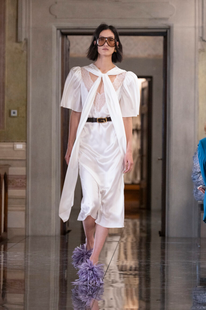 Gucci Cruise 2026: Cú chốt hoài niệm giữa cơn khủng hoảng, mở đường cho Demna bước vào cuộc chơi- Ảnh 9. Gucci Cruise 2026: Cú chốt hoài niệm giữa cơn khủng hoảng, mở đường cho Demna bước vào cuộc chơi- Ảnh 9.