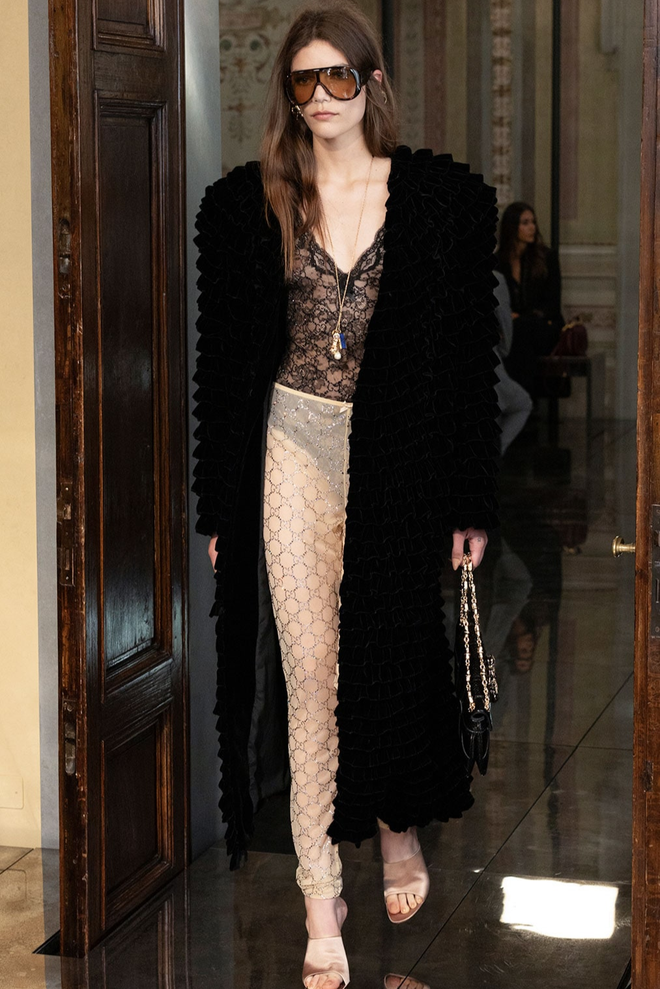 Gucci Cruise 2026: Cú chốt hoài niệm giữa cơn khủng hoảng, mở đường cho Demna bước vào cuộc chơi- Ảnh 10. Gucci Cruise 2026: Cú chốt hoài niệm giữa cơn khủng hoảng, mở đường cho Demna bước vào cuộc chơi- Ảnh 10.