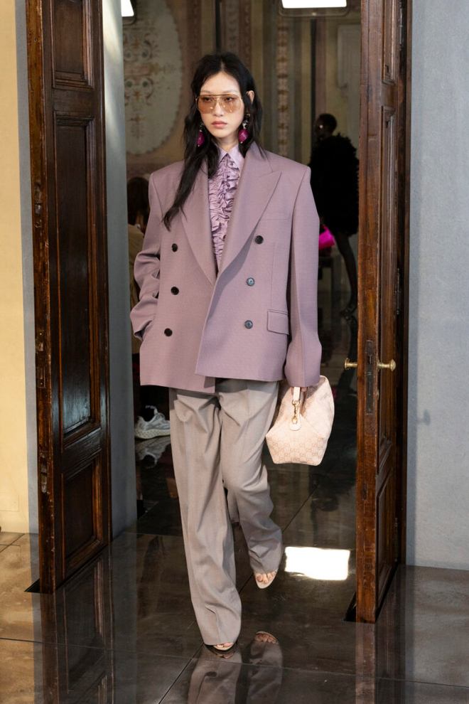 Gucci Cruise 2026: Cú chốt hoài niệm giữa cơn khủng hoảng, mở đường cho Demna bước vào cuộc chơi- Ảnh 17. Gucci Cruise 2026: Cú chốt hoài niệm giữa cơn khủng hoảng, mở đường cho Demna bước vào cuộc chơi- Ảnh 17.